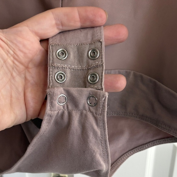 GUESS faux leather bodysuit size XS pink mauve shaping vegan - Picture 6 of 7